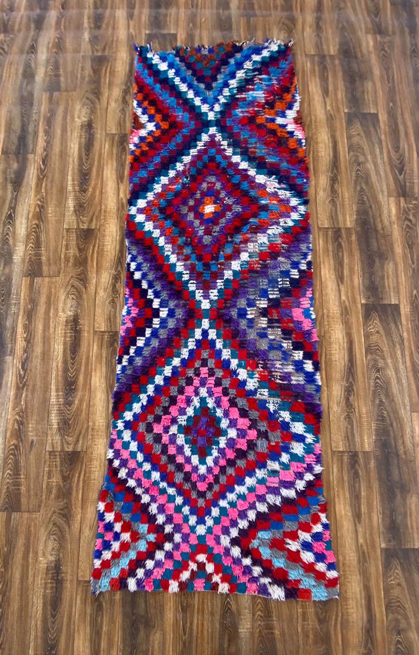 Tapis de couloir berbère tissé Azilal marocain vintage 3x8 pieds.