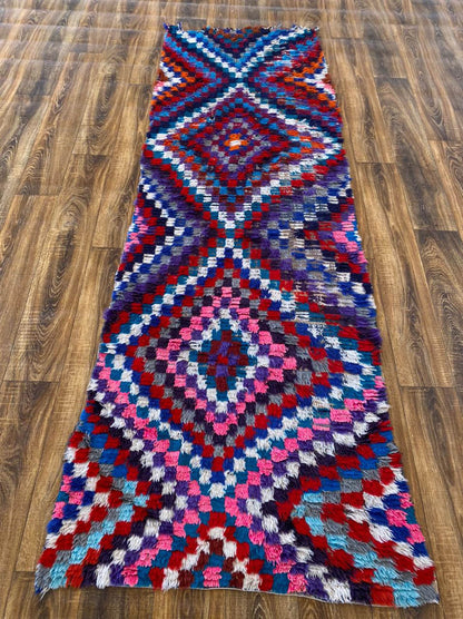 Tapis de couloir berbère tissé Azilal marocain vintage 3x8 pieds.