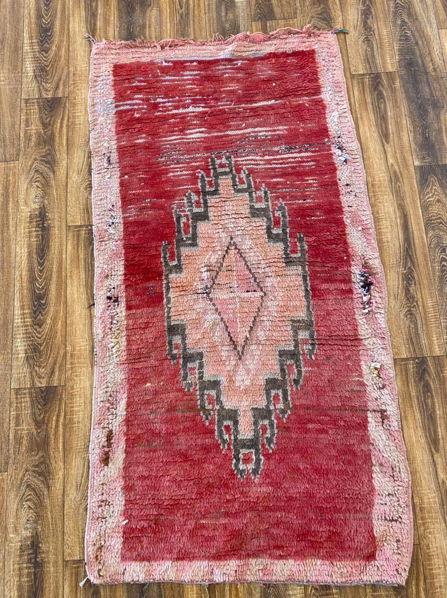 Tapis marocains vintage uniques. Tapis de couloir tissé berbère rouge délavé 3x6.