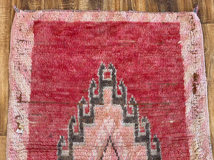 Tapis marocains vintage uniques. Tapis de couloir tissé berbère rouge délavé 3x6.