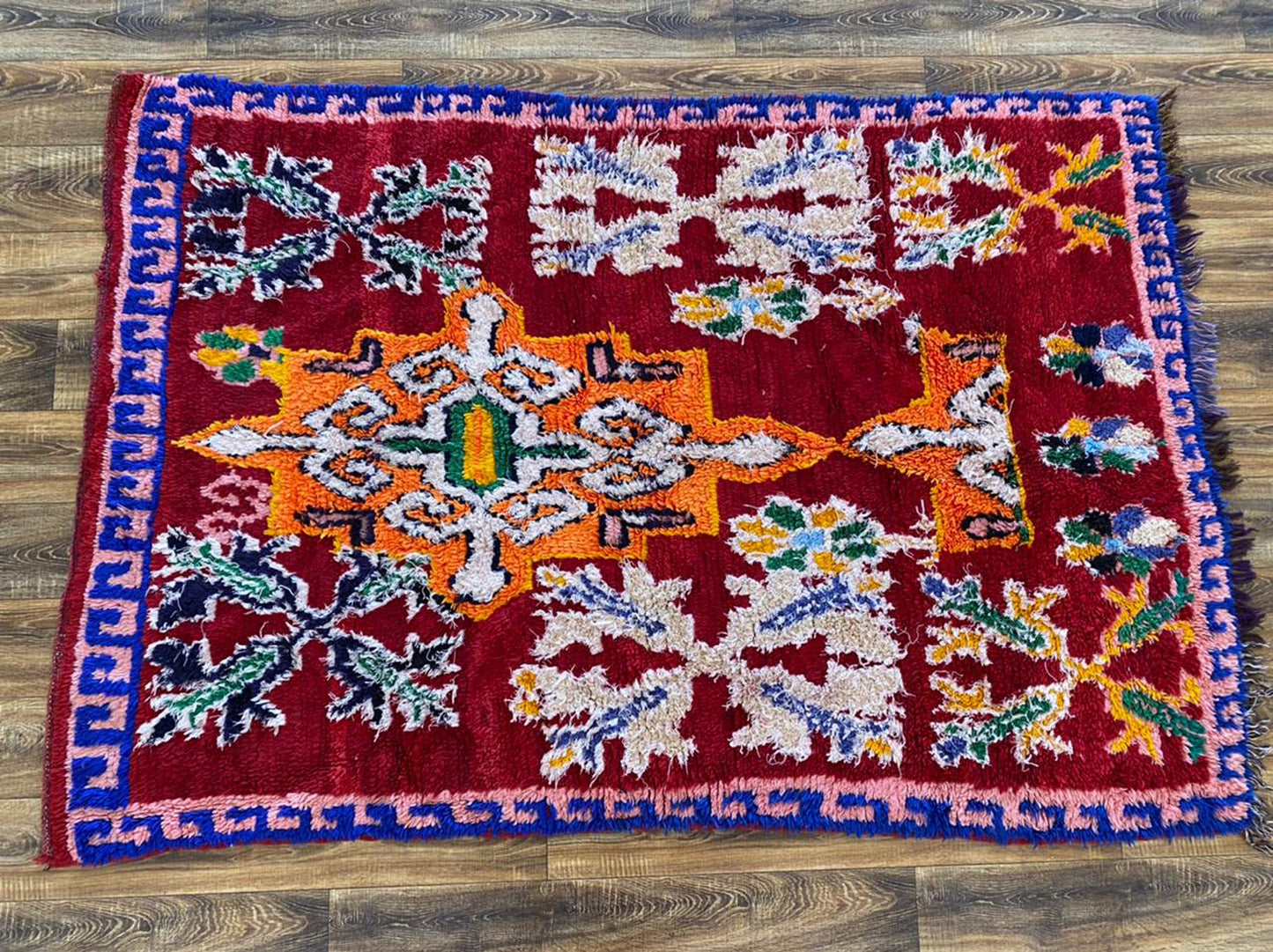 Tapis marocain vintage unique 4x7, rare grand tapis berbère tissé à la main rouge.