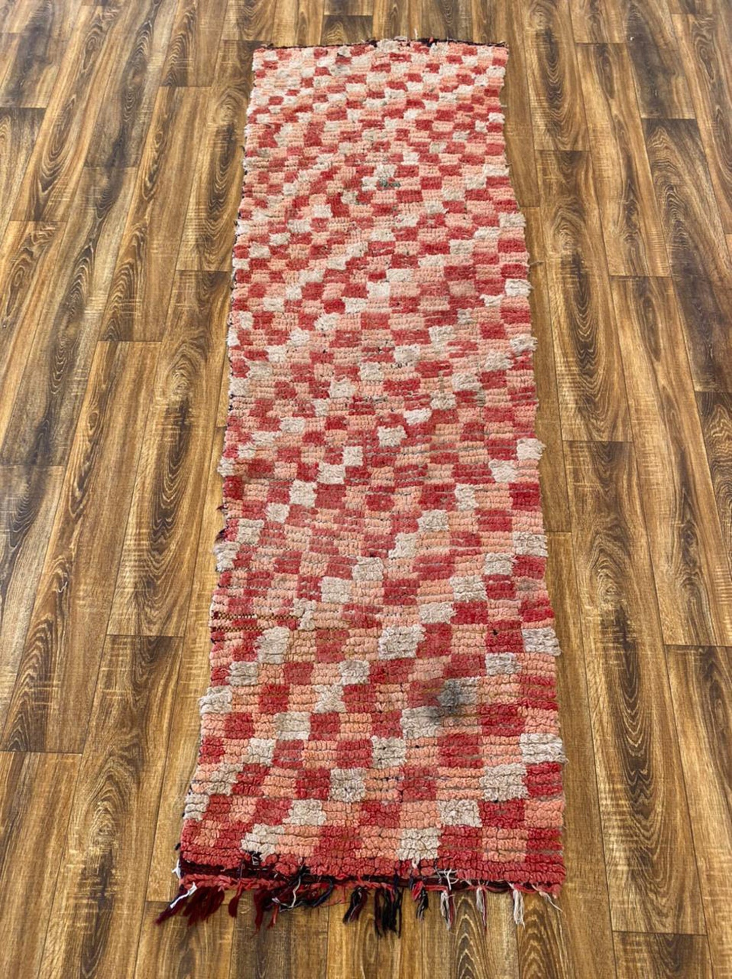 Tapis de couloir étroit vintage à carreaux 3x8, tapis de couloir tissé marocain berbère.