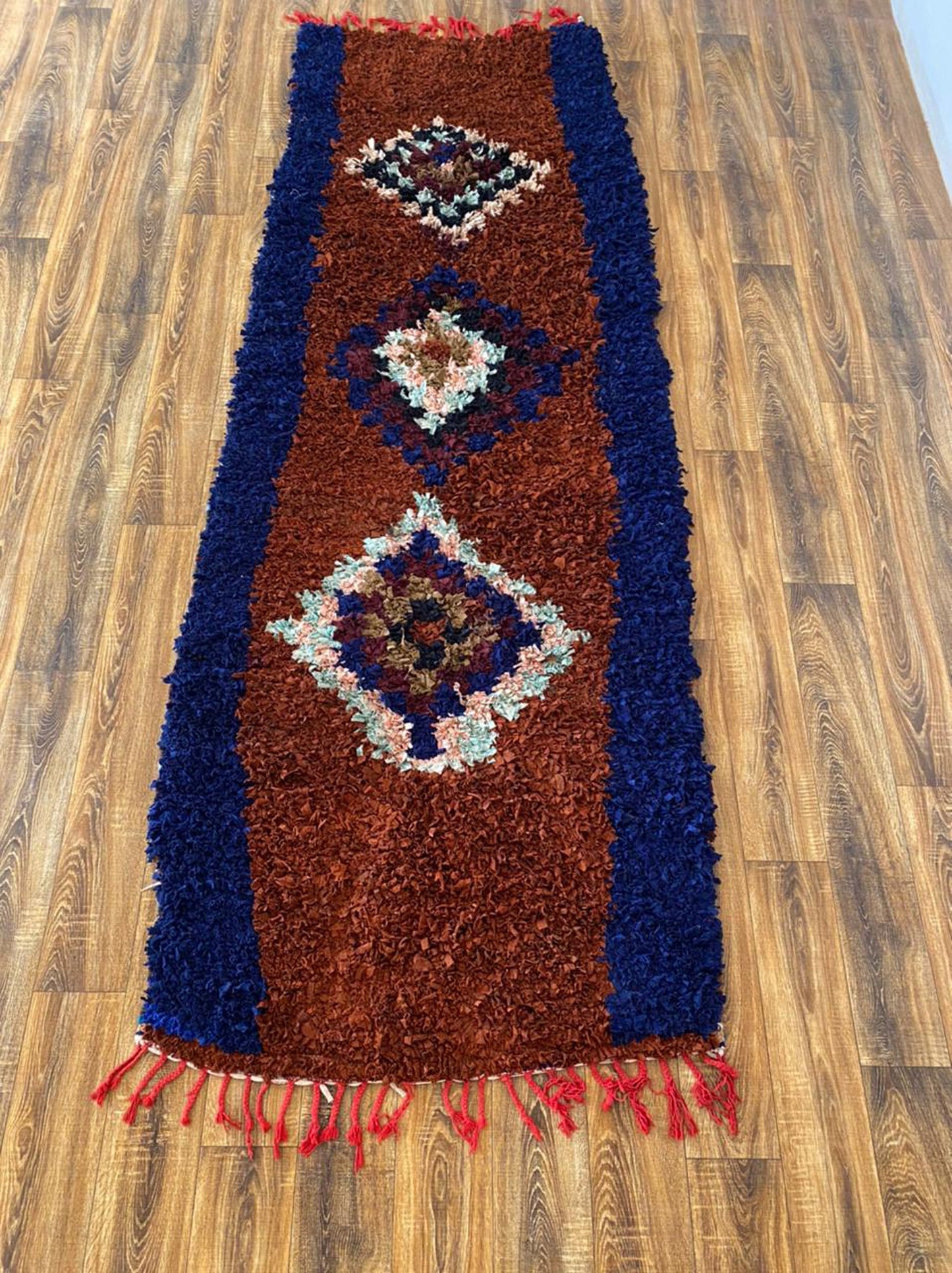 Grand tapis de couloir marocain à poils longs Boucherouite 4x10.