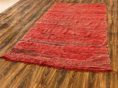 Grand tapis marocain tissé à la main rouge uni 5x8, tapis berbère vintage.