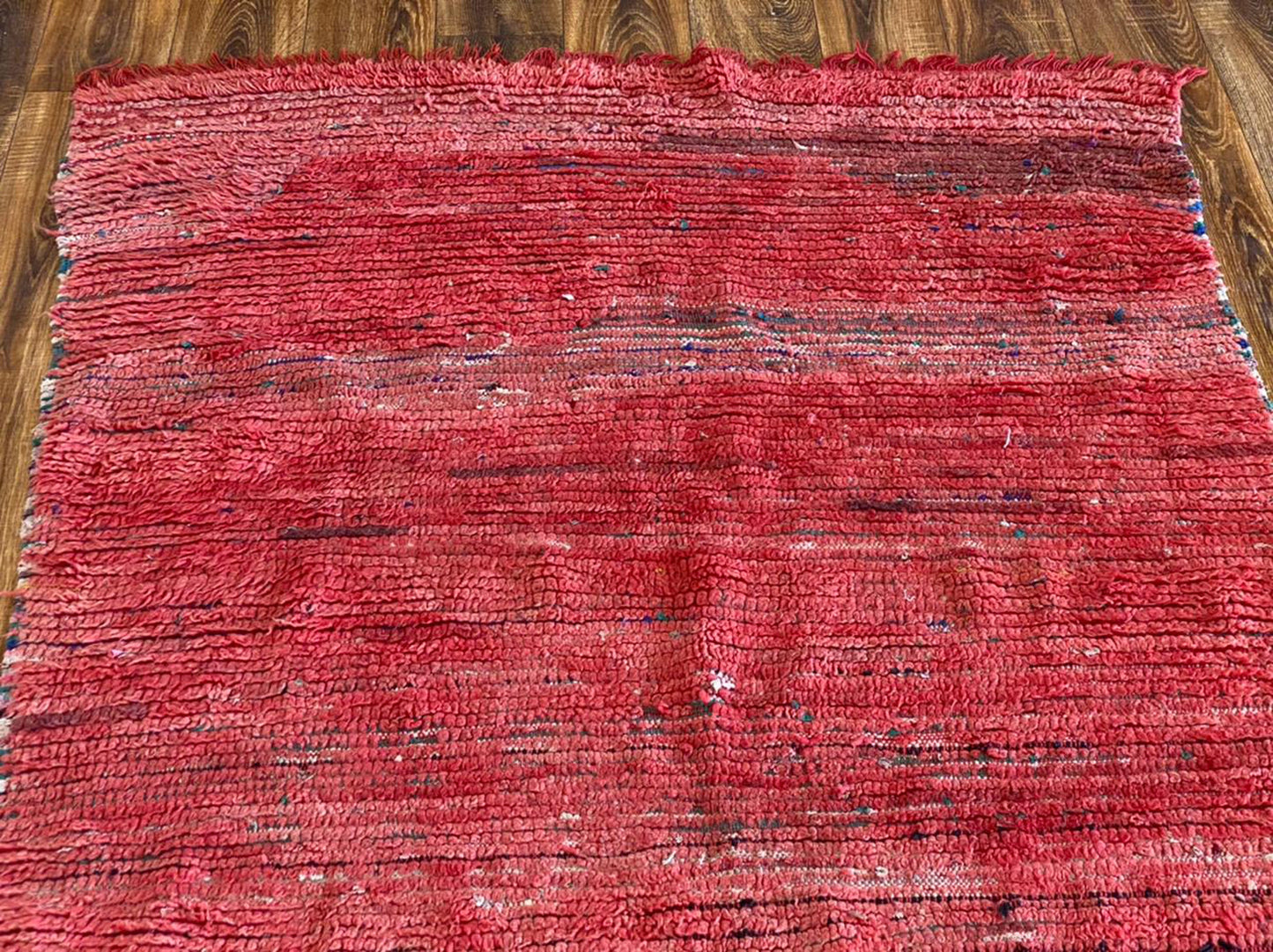 Grand tapis marocain tissé à la main rouge uni 5x8, tapis berbère vintage.