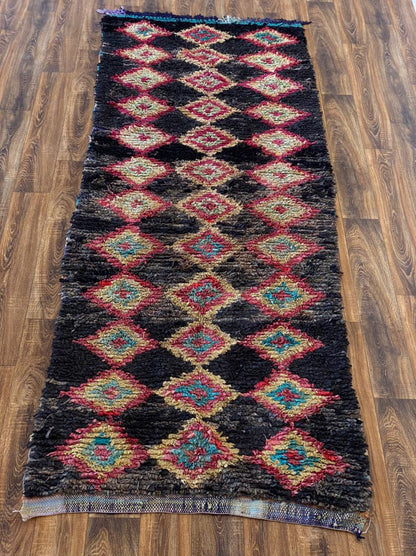 Tapis marocain Boucherouite noir 4x11. Tapis berbère vintage à long couloir.