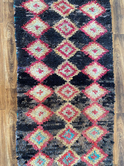 Tapis marocain Boucherouite noir 4x11. Tapis berbère vintage à long couloir.