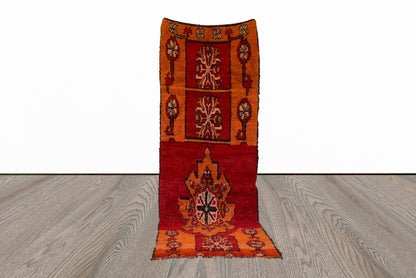 Tapis marocain vintage de 4 x 11 pieds de long.