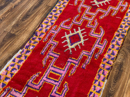 Tapis berbère marocain étroit de 2 x 9 pieds.