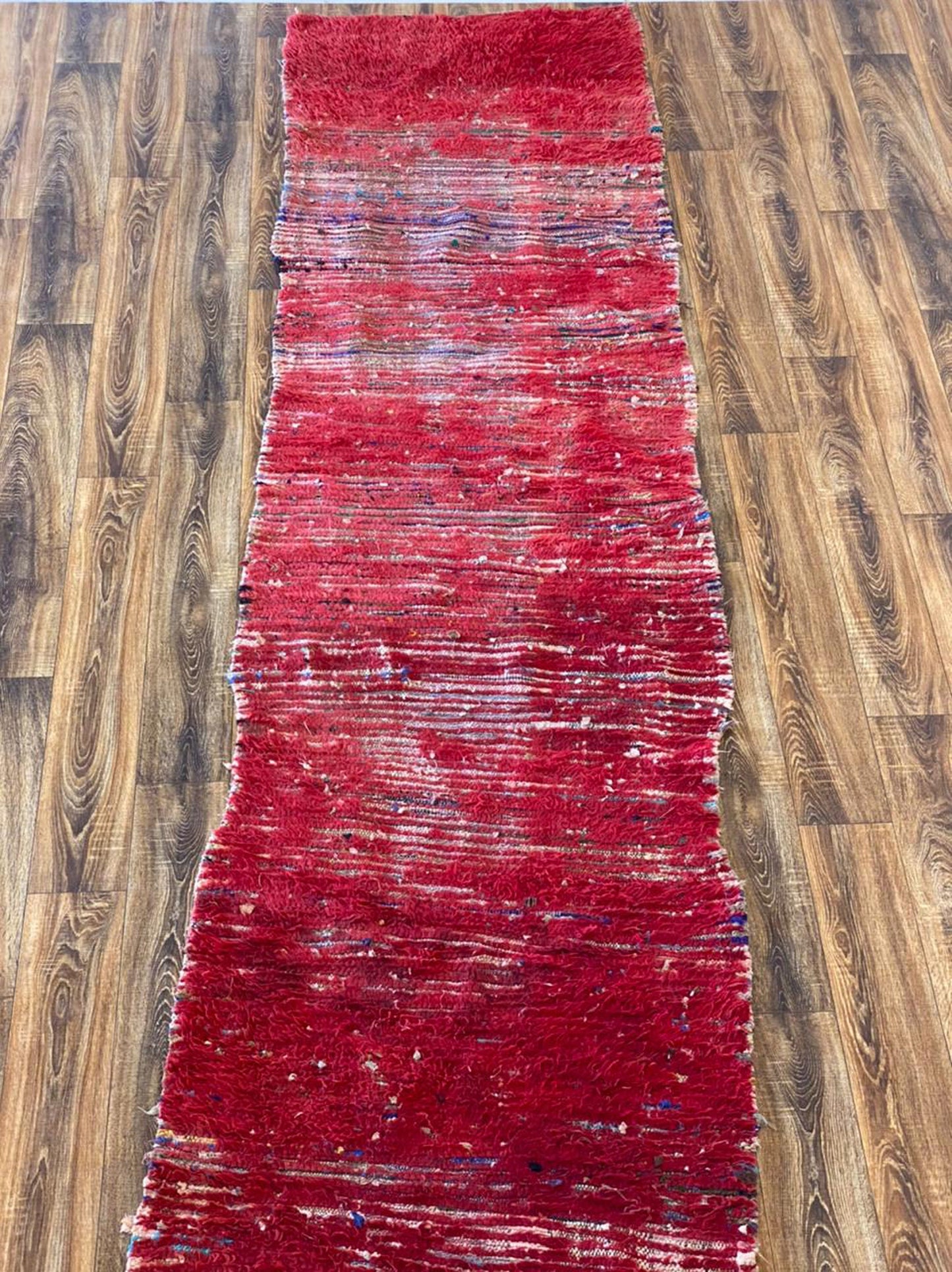 Tapis marocain rouge étroit 3x11 pi.