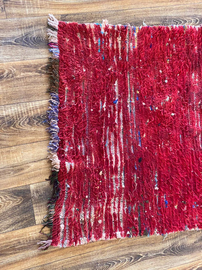 Tapis marocain rouge étroit 3x11 pi.