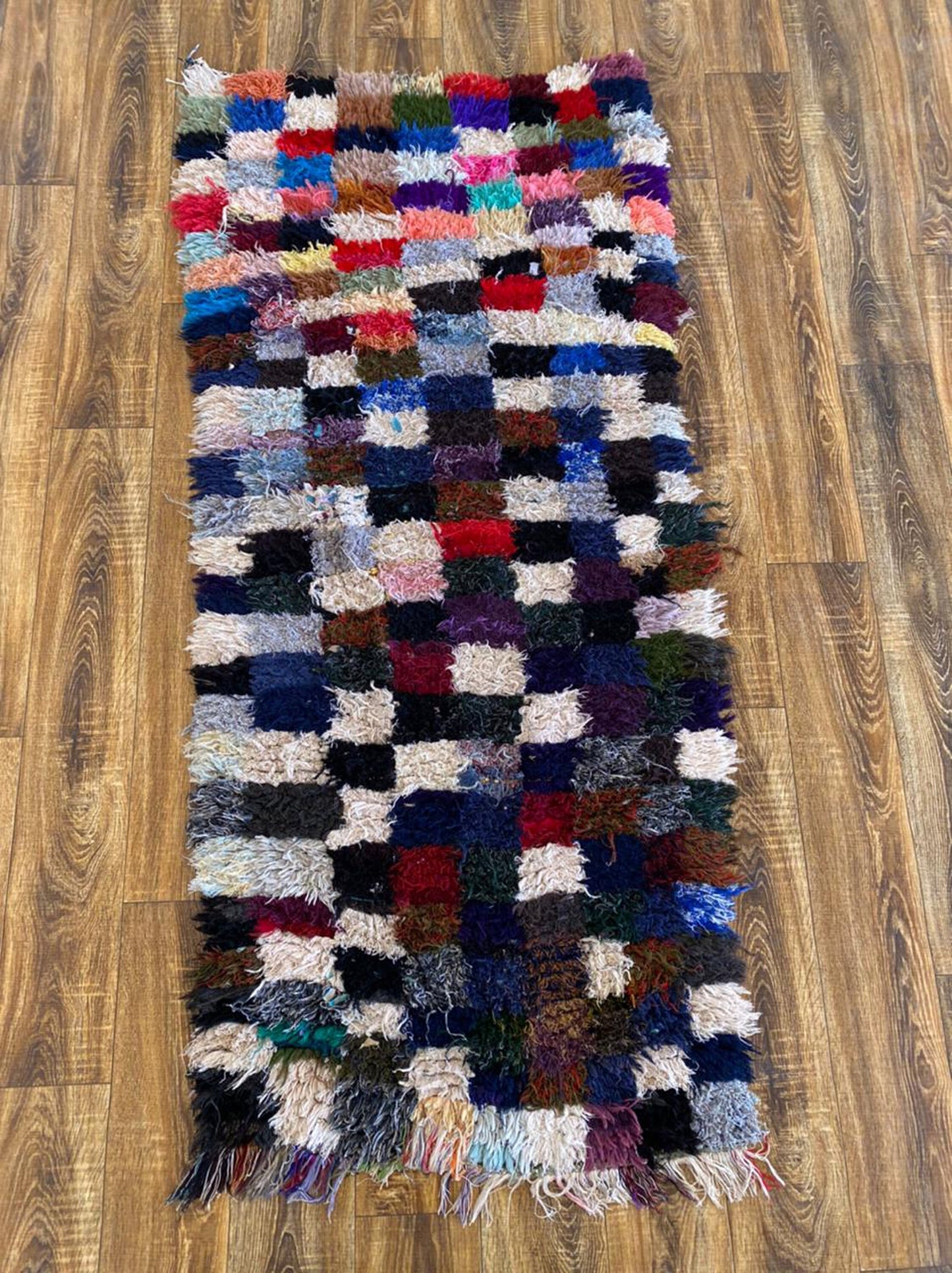 Tapis marocain vintage à carreaux berbères de petite taille 3x6 pi.