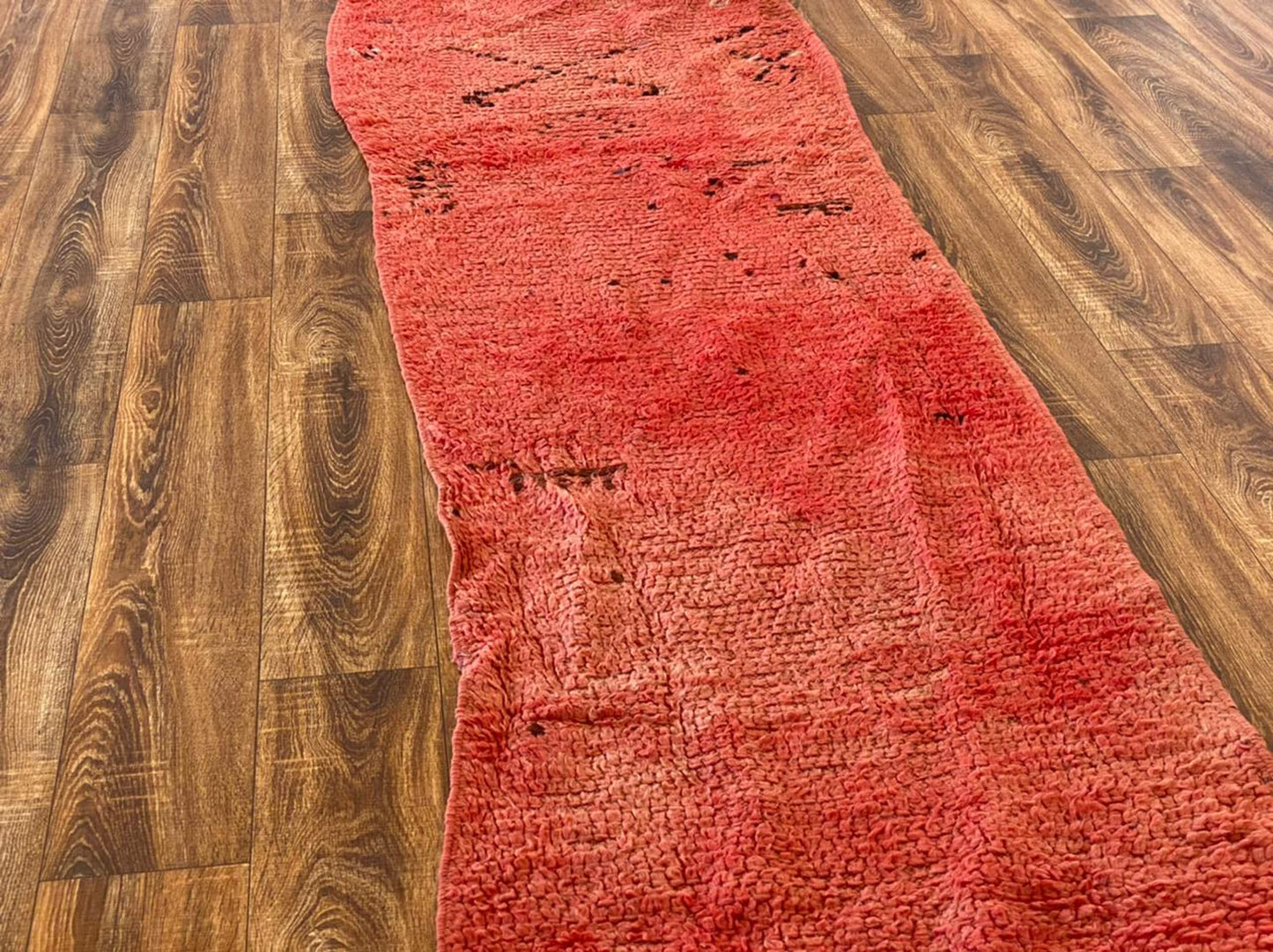 Tapis de couloir marocain long et étroit rose 2x11 pi.