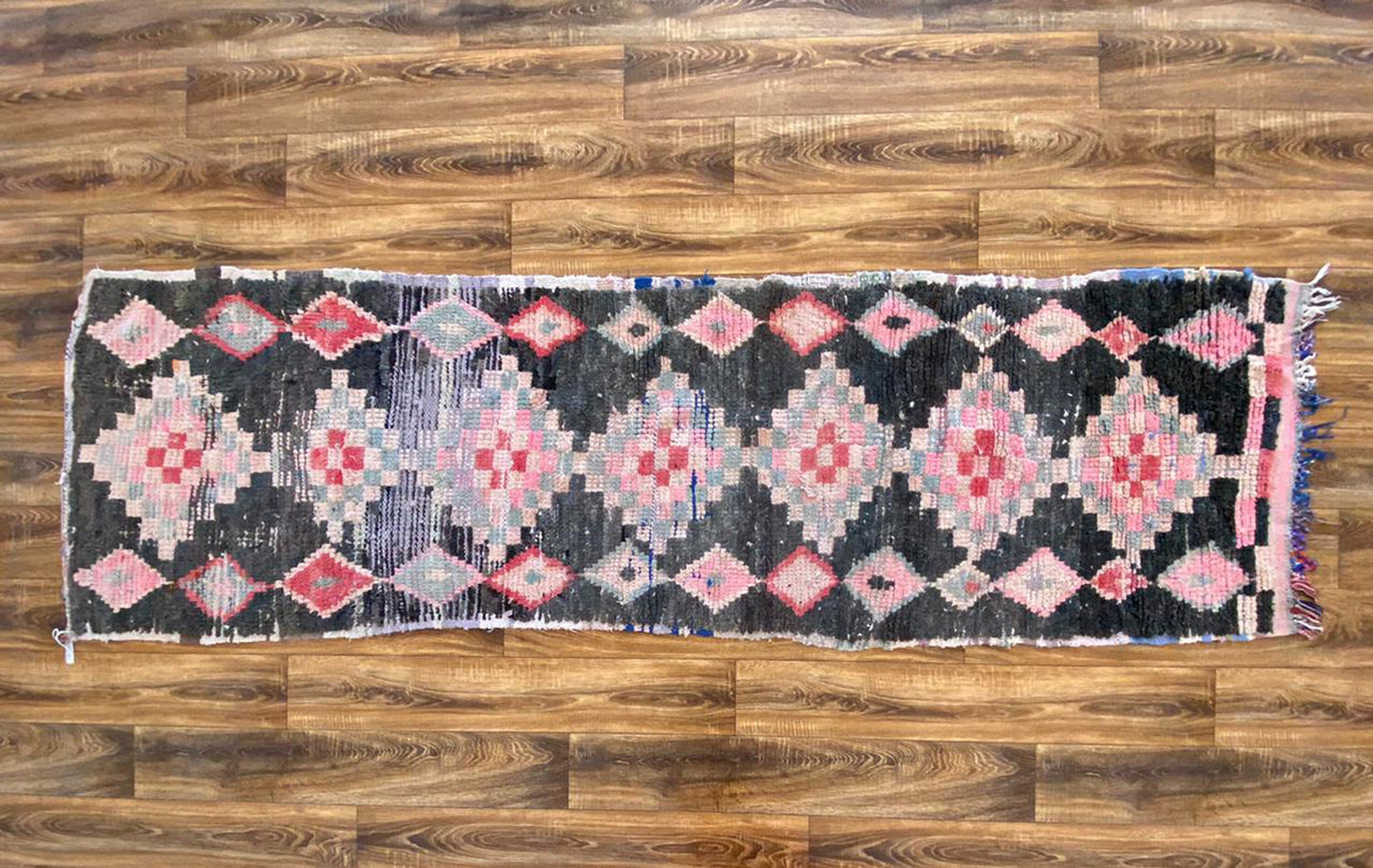 Tapis tissés à la main étroits à motif de losanges noirs. Tapis berbères anciens vintage 3x9.