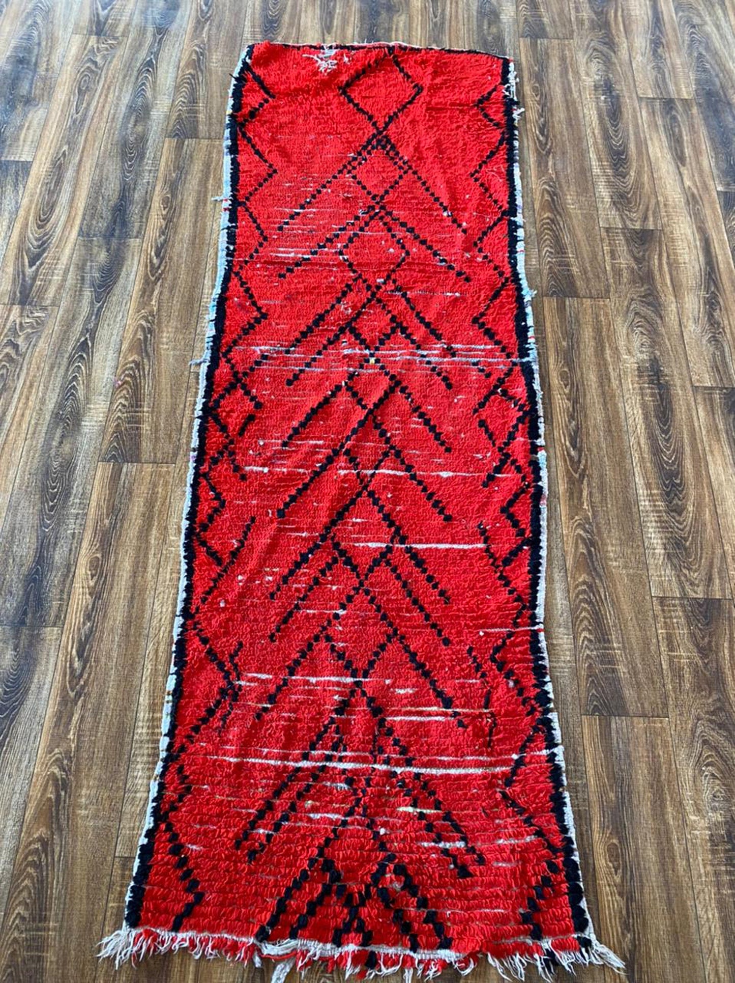 Tapis marocain rouge étroit 2x7 pi.