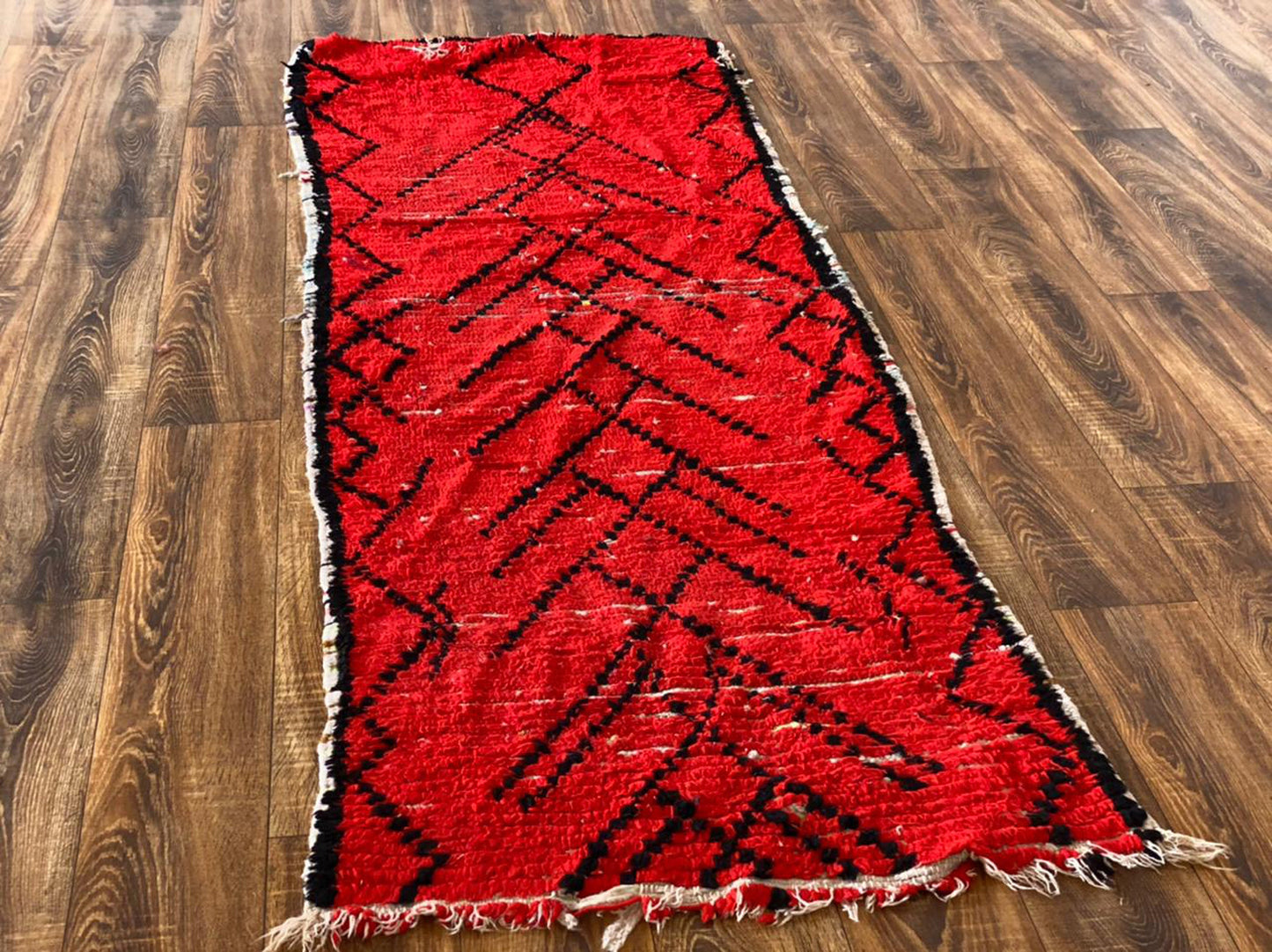 Tapis marocain rouge étroit 2x7 pi.