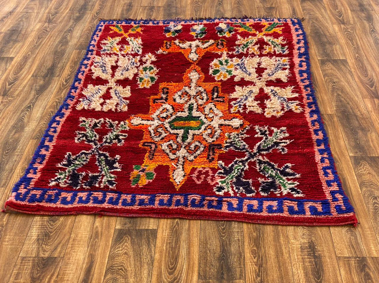 Tapis marocain vintage unique 4x7, rare grand tapis berbère tissé à la main rouge.