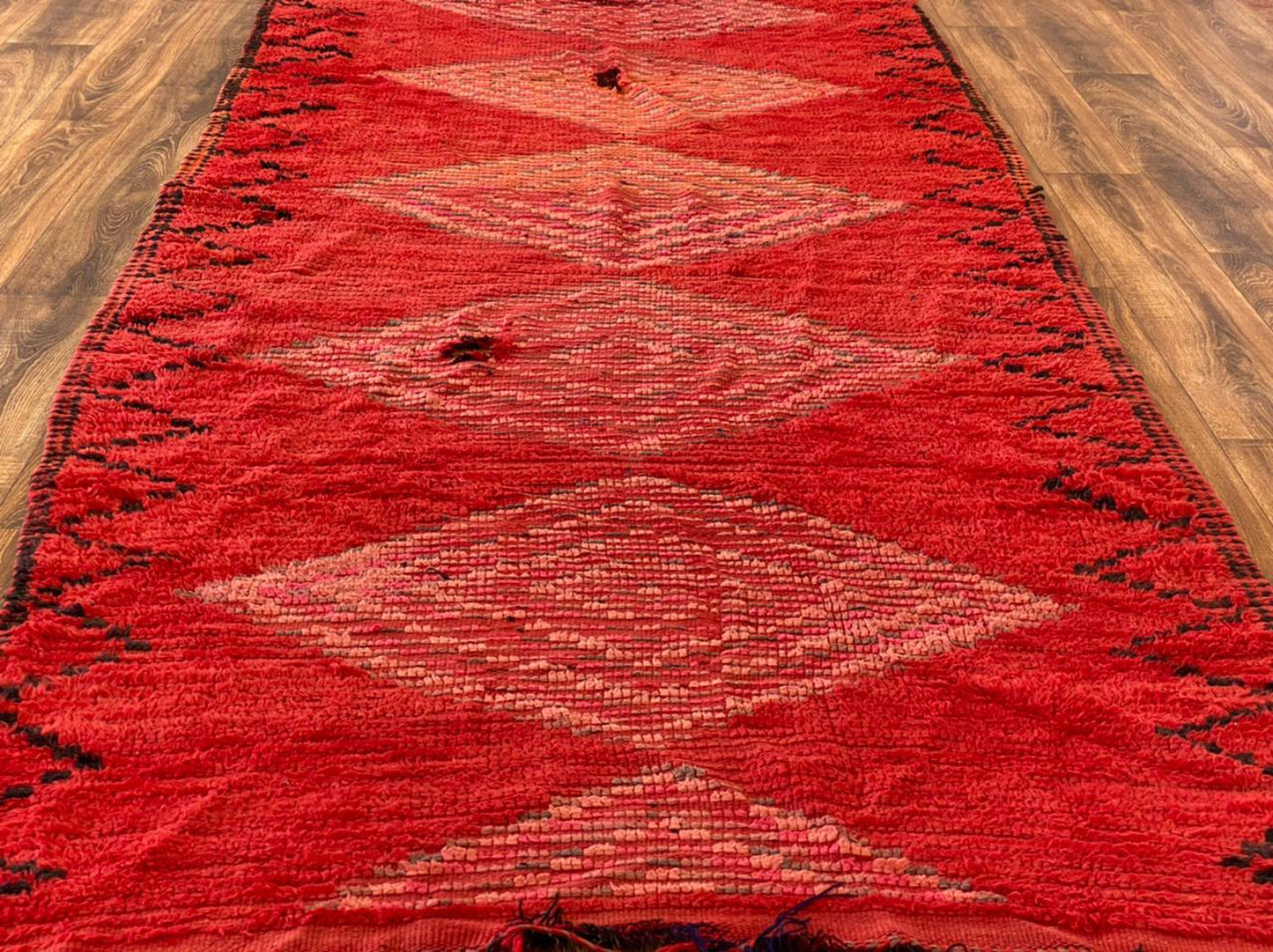 Tapis de couloir marocain vintage rouge abstrait 4x11, tapis de couloir berbère extra long.