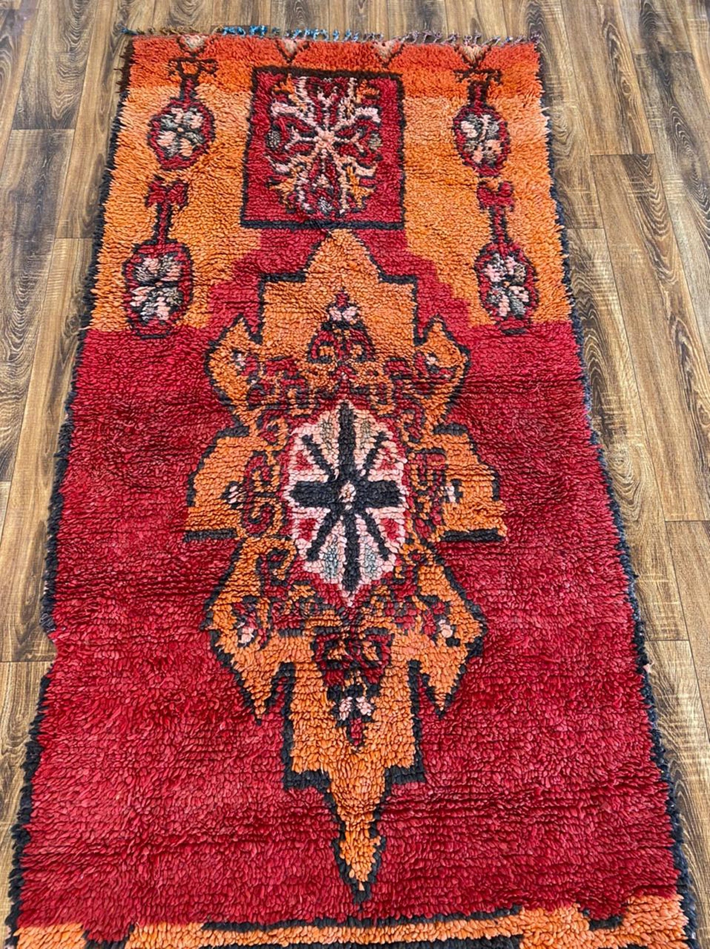 Tapis marocain vintage de 4 x 11 pieds de long.