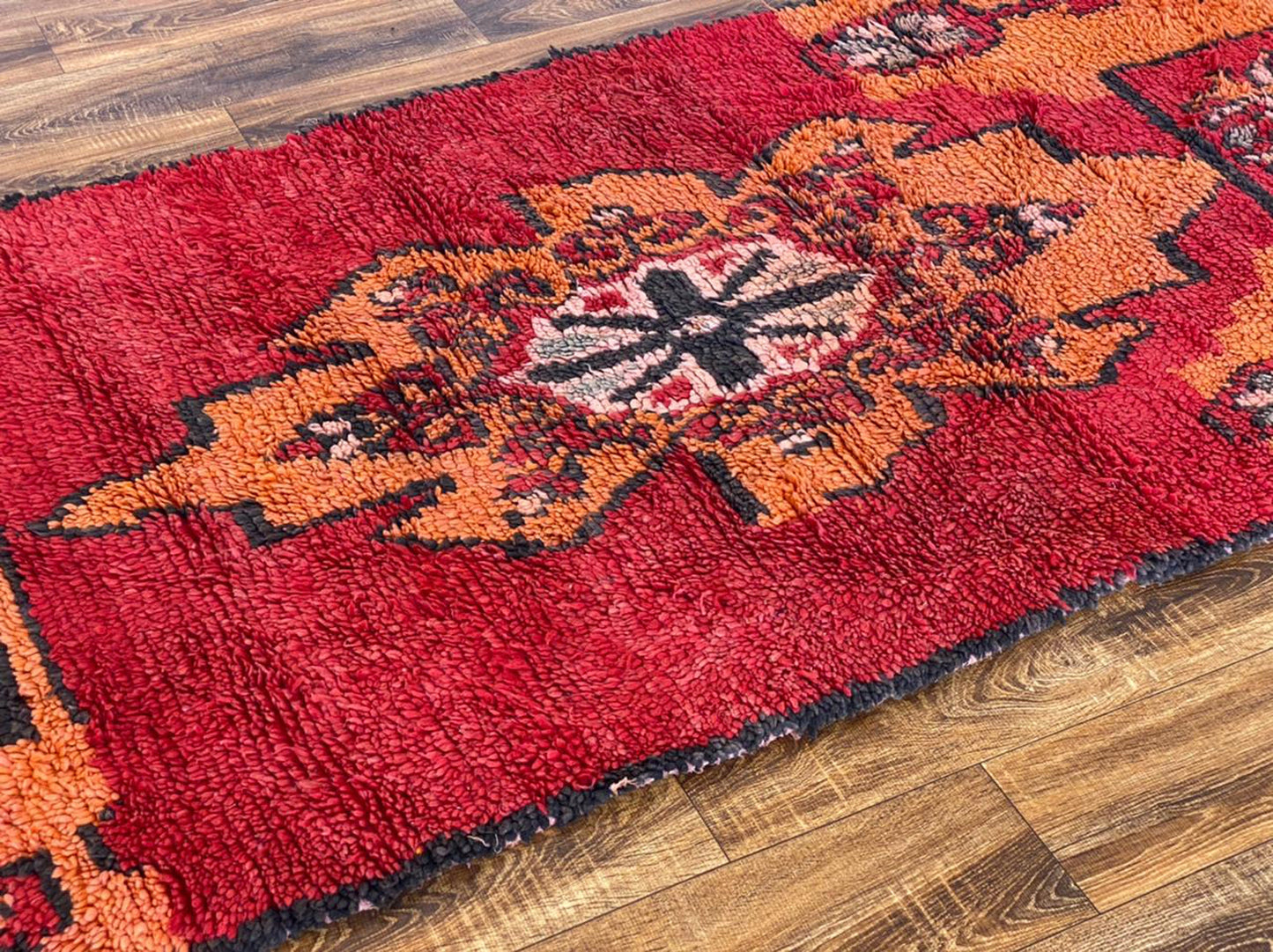 Tapis marocain vintage de 4 x 11 pieds de long.