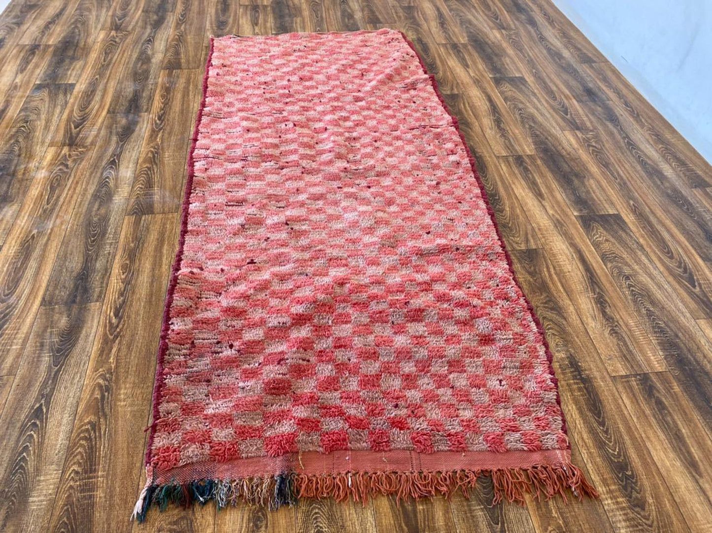 Tapis marocain vintage à carreaux 3x8 pi.