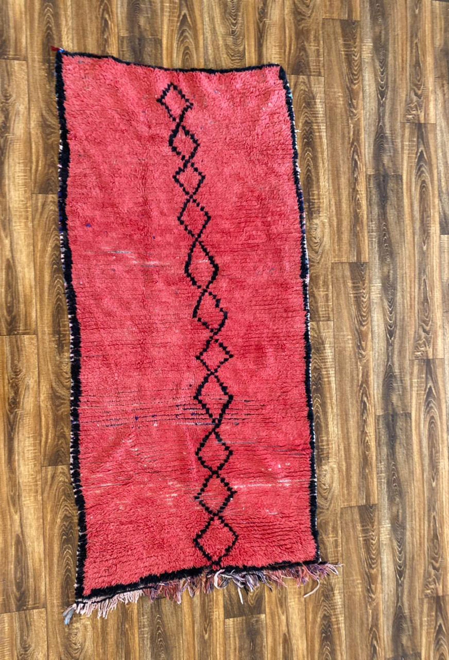 Tapis berbère marocain en laine tissée 3x7 pieds.