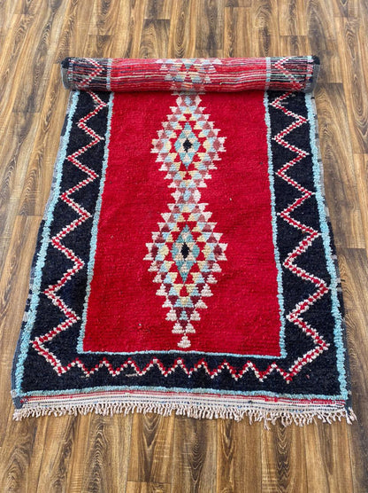 Grand tapis marocain vintage de 5 x 10 pieds.