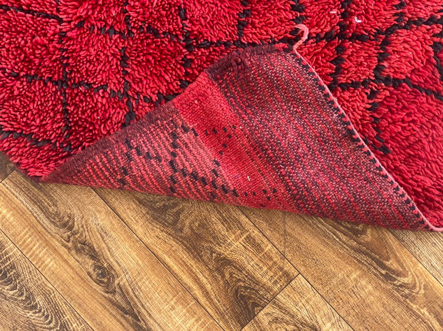 Petit tapis shaggy marocain rouge 3x5 pieds.