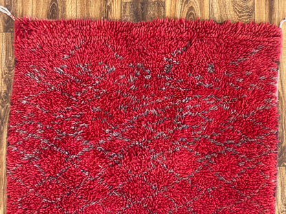 Petit tapis shaggy marocain rouge 3x5 pieds.