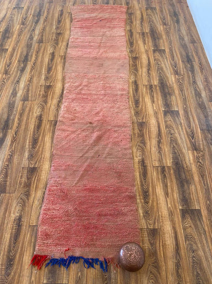 Tapis de couloir marocain rose long 3x11 pieds.