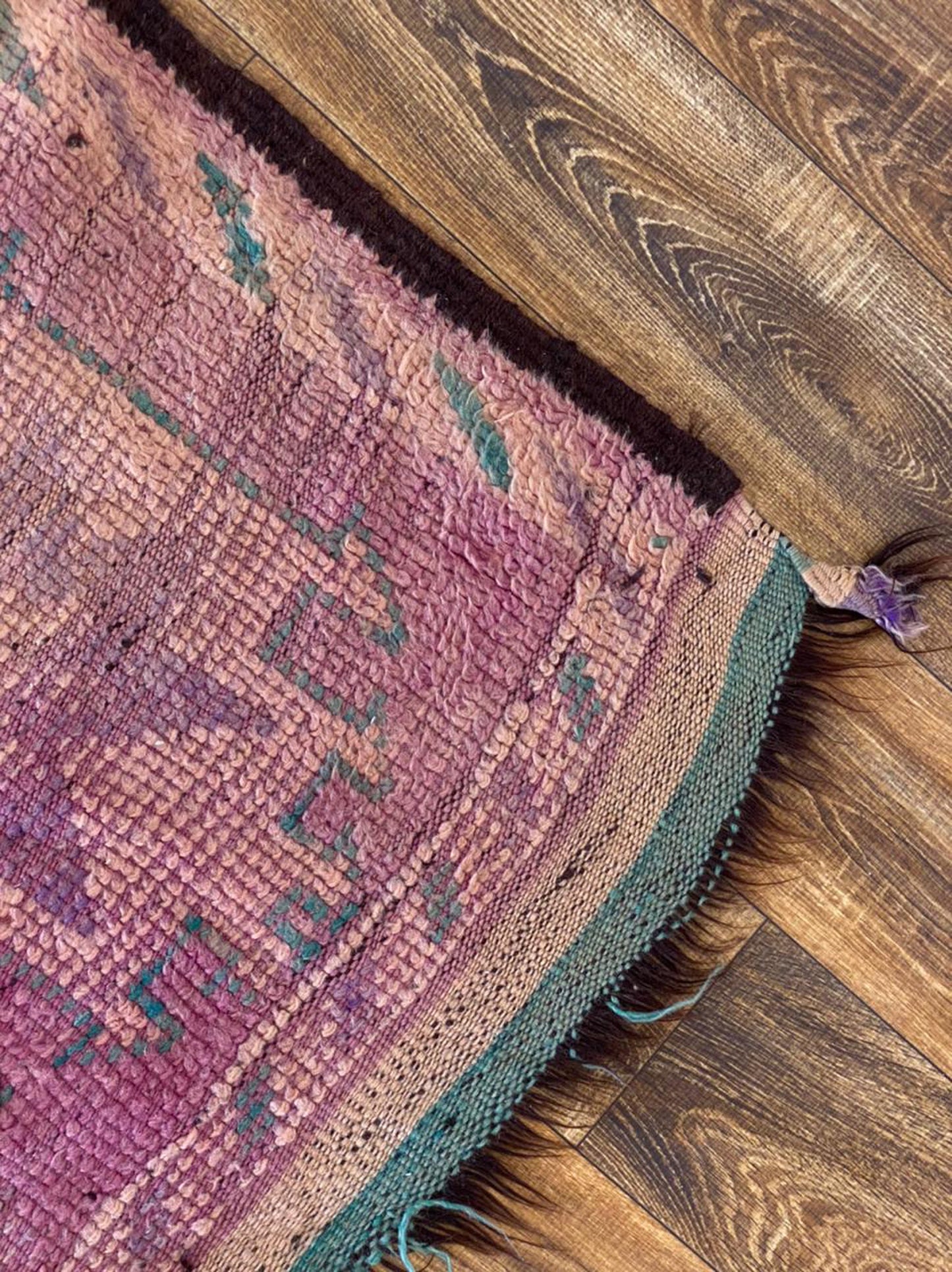 Grand tapis marocain violet 5x9 pieds.