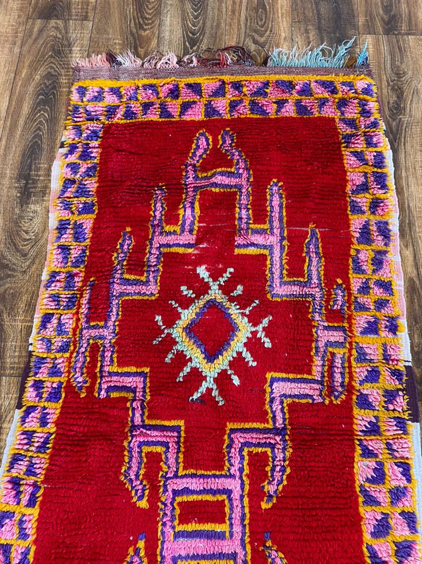 Tapis berbère marocain étroit de 2 x 9 pieds.