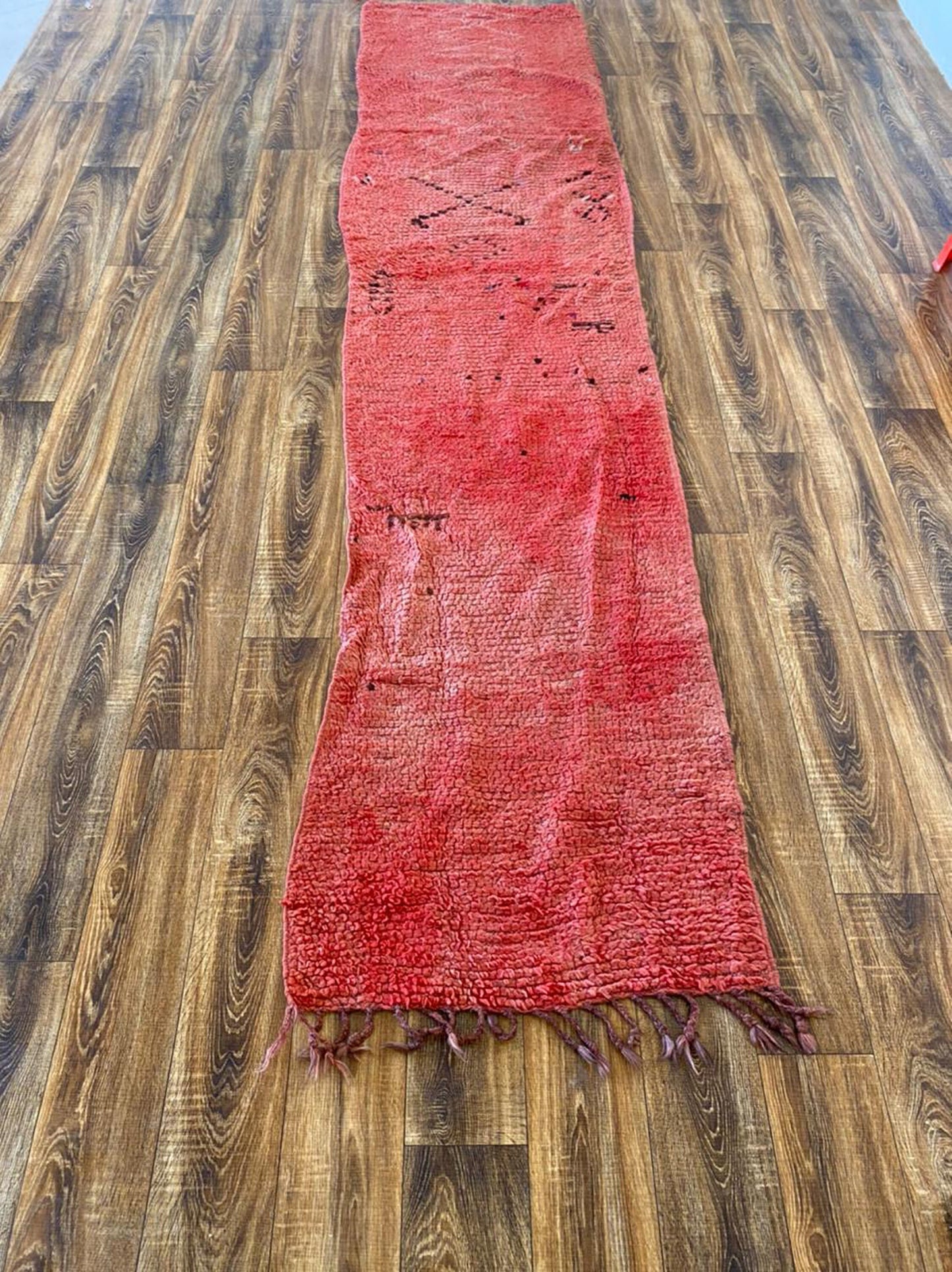 Tapis de couloir marocain long et étroit rose 2x11 pi.