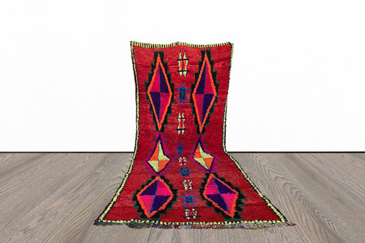 Grand tapis marocain coloré de 5 x 11 pieds.