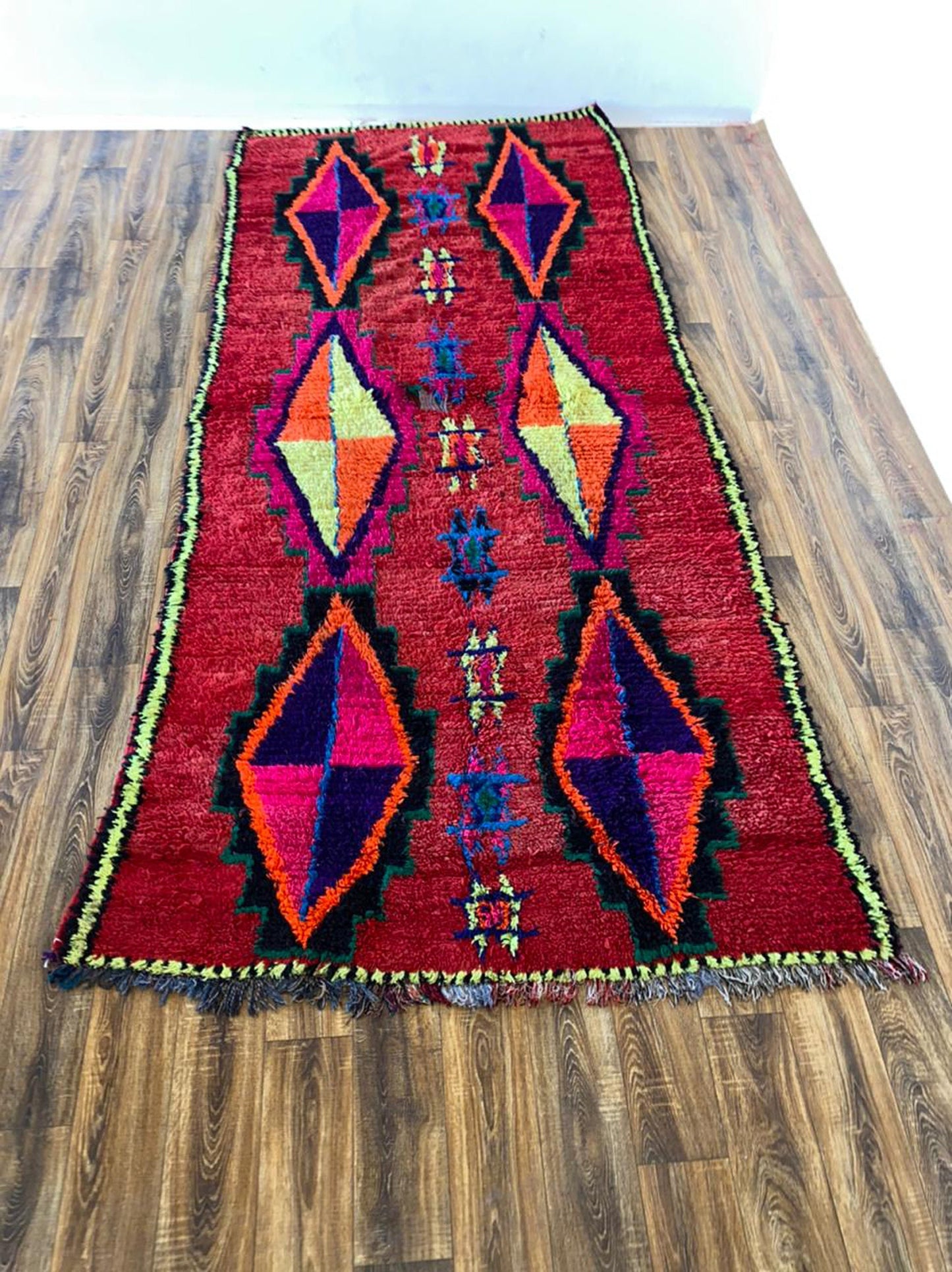 Grand tapis marocain coloré de 5 x 11 pieds.