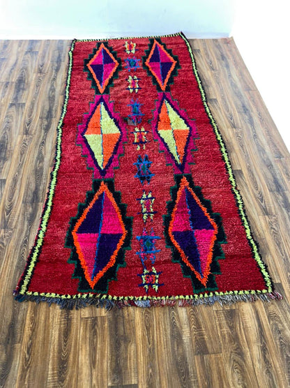 Grand tapis marocain coloré de 5 x 11 pieds.