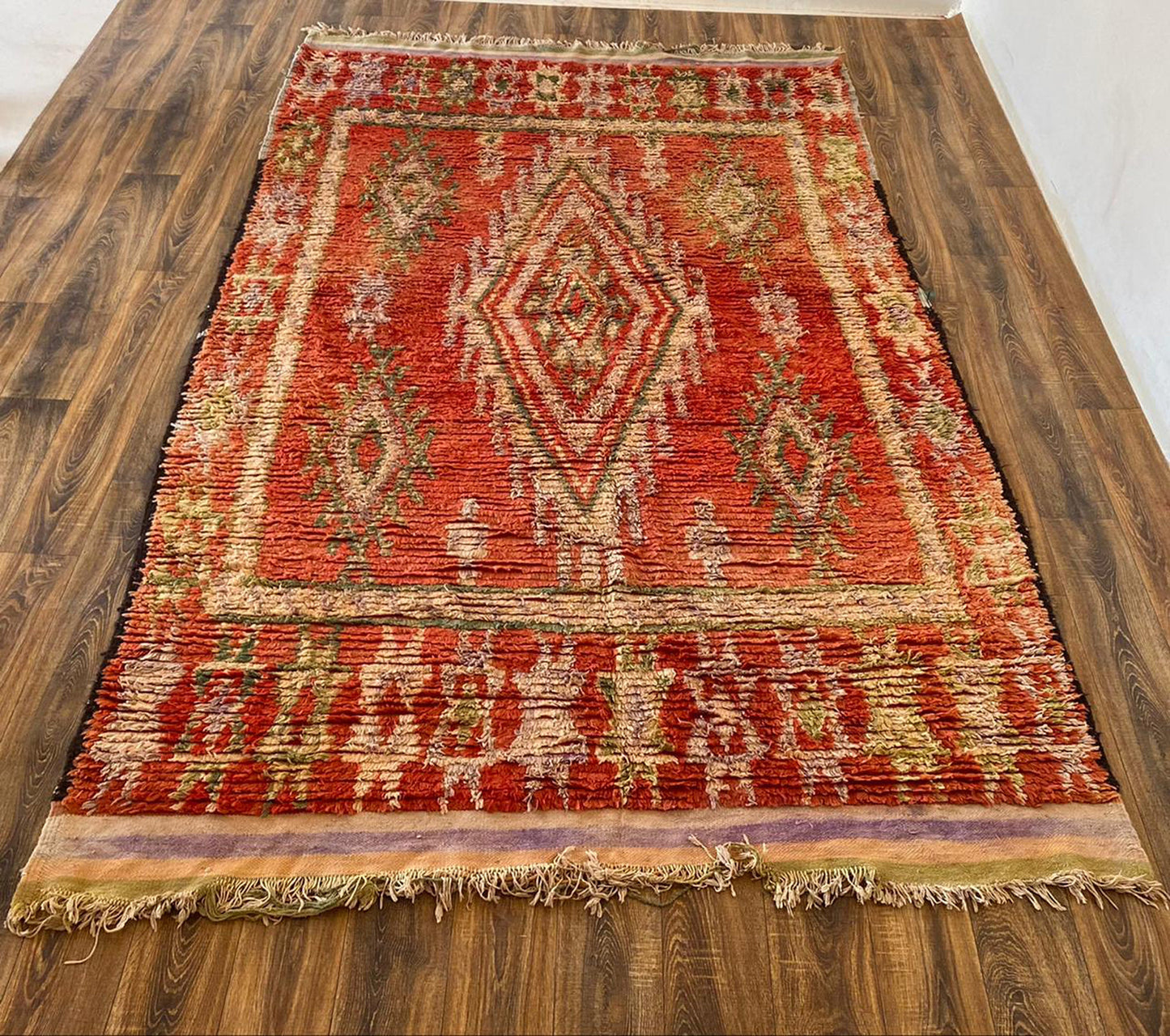 Grand tapis marocain vintage de 6 x 10 pieds.