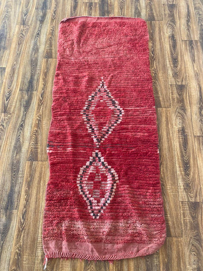 Tapis de couloir marocain vintage de petite taille 3x7 pieds.