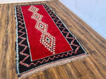 Grand tapis marocain vintage de 5 x 10 pieds.