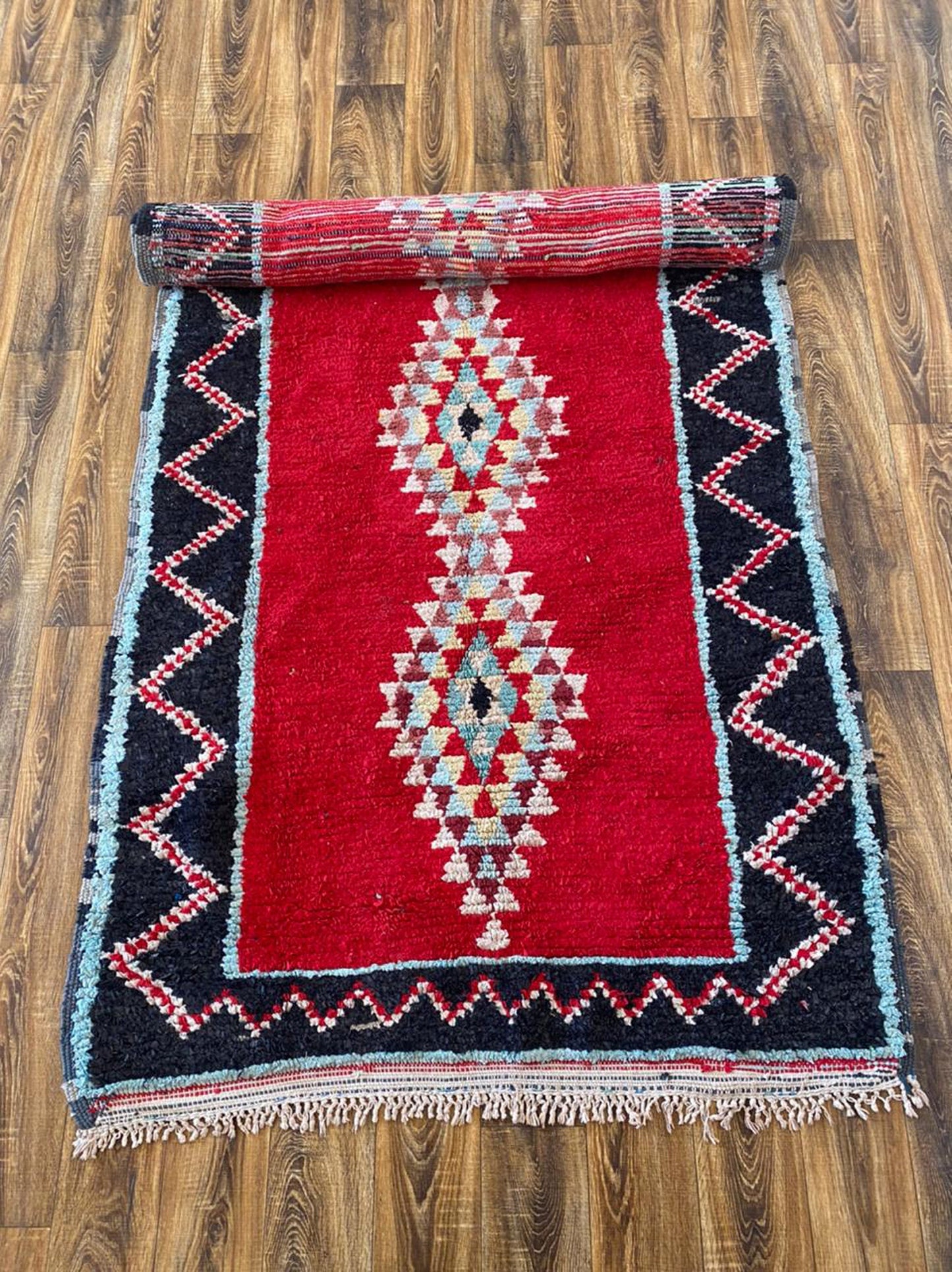 Grand tapis marocain vintage de 5 x 10 pieds.