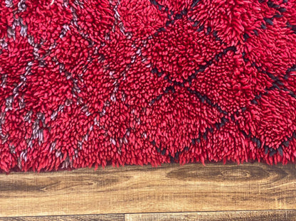 Petit tapis shaggy marocain rouge 3x5 pieds.