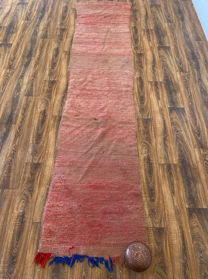 Tapis de couloir marocain rose long 3x11 pieds.