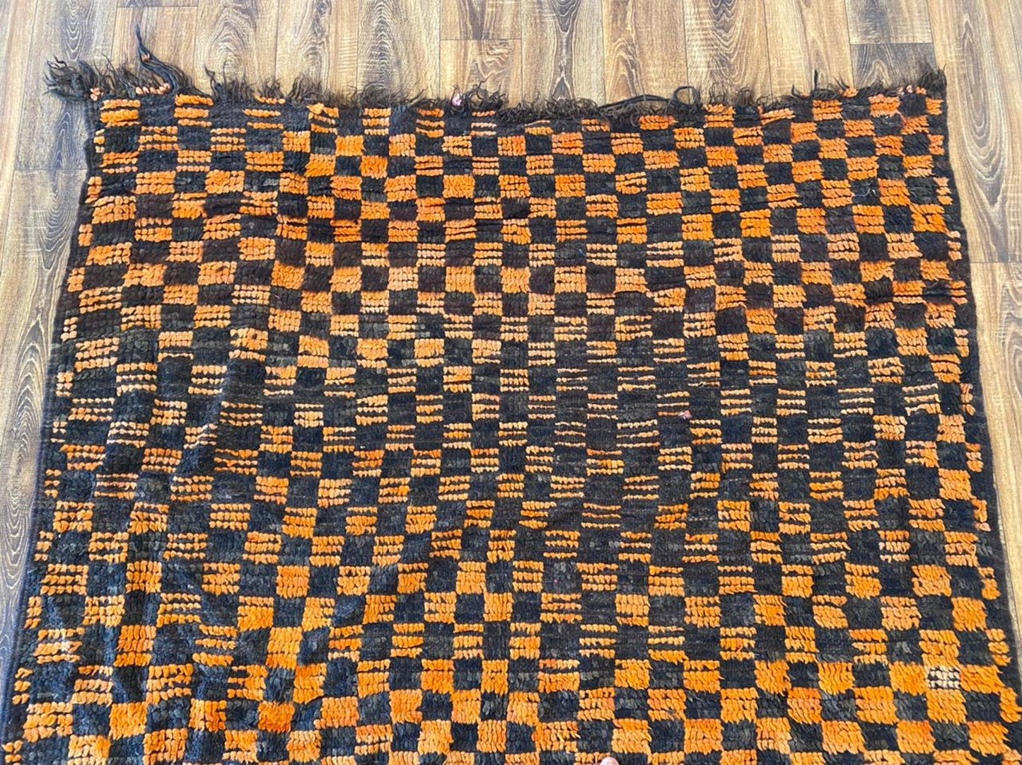 Grand tapis à carreaux marocain de 6 x 9 pieds.