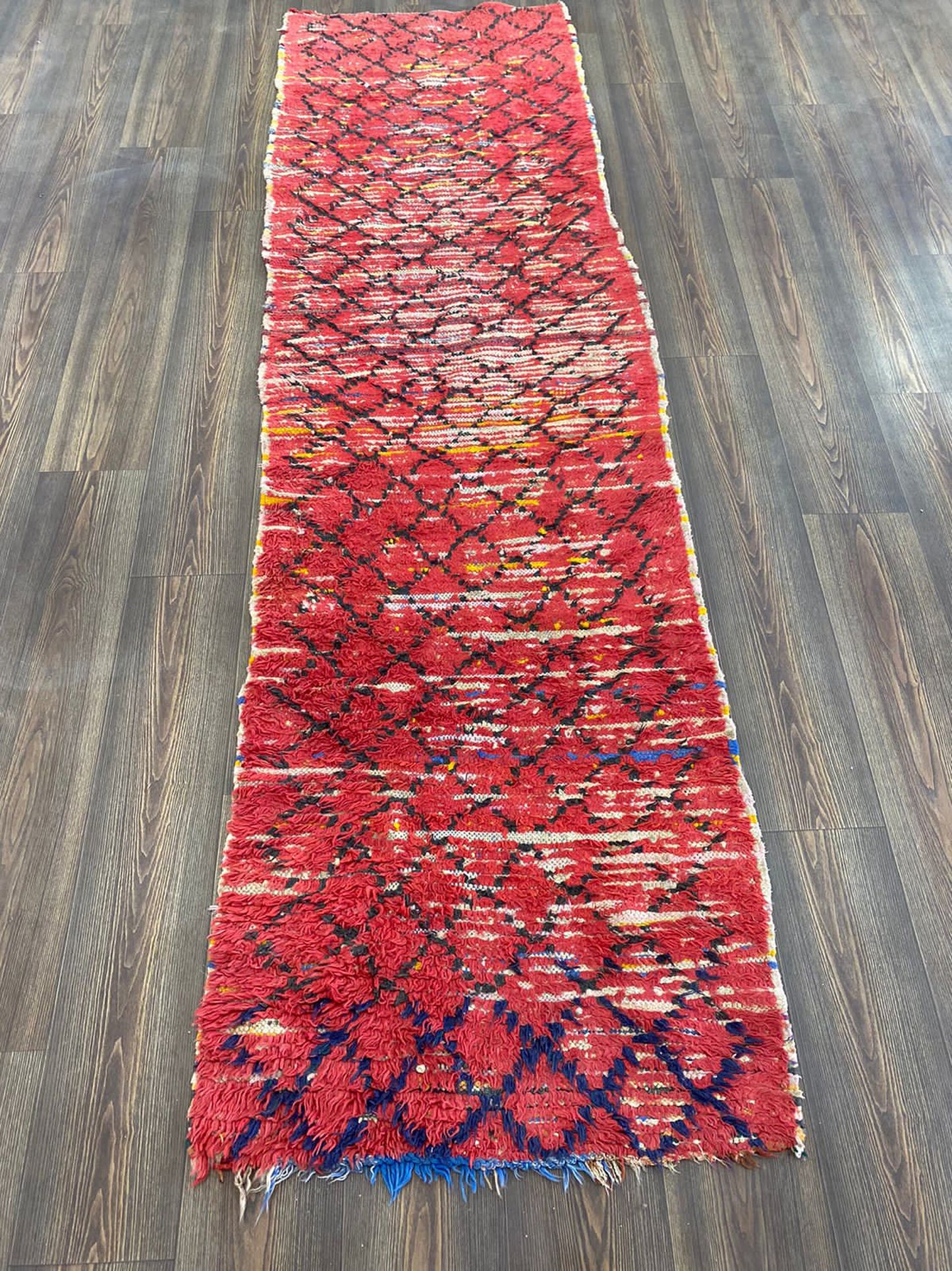 Tapis marocain vintage rouge délavé, tapis de couloir étroit 3 pi sur 9 pi.