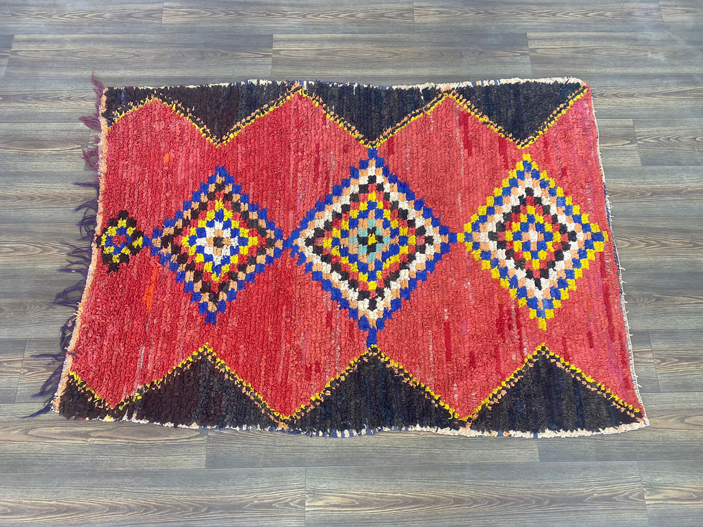 Tapis marocain vintage rouge et noir 4x6 pieds, tapis Boucherouite vintage.