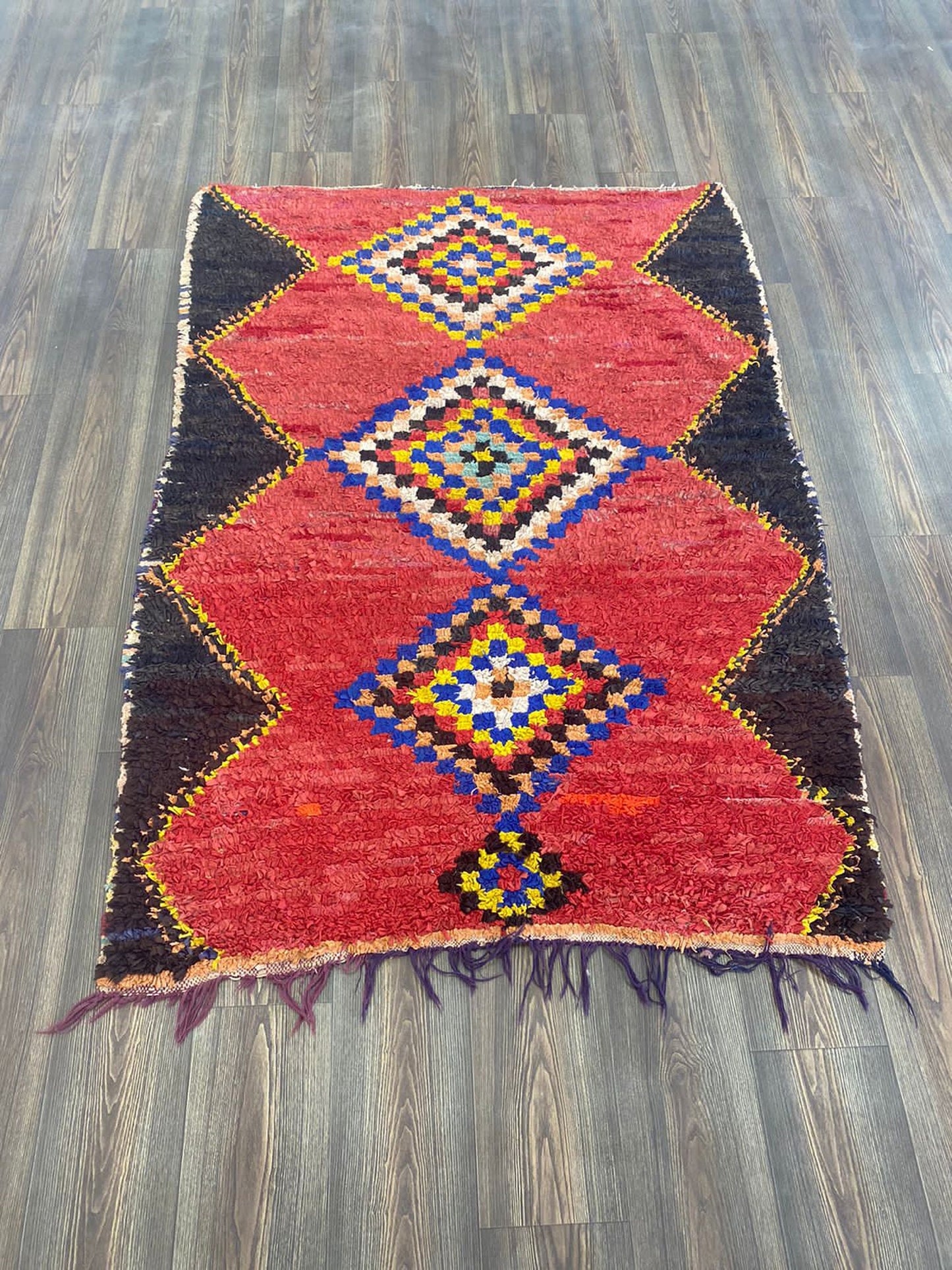 Tapis marocain vintage rouge et noir 4x6 pieds, tapis Boucherouite vintage.