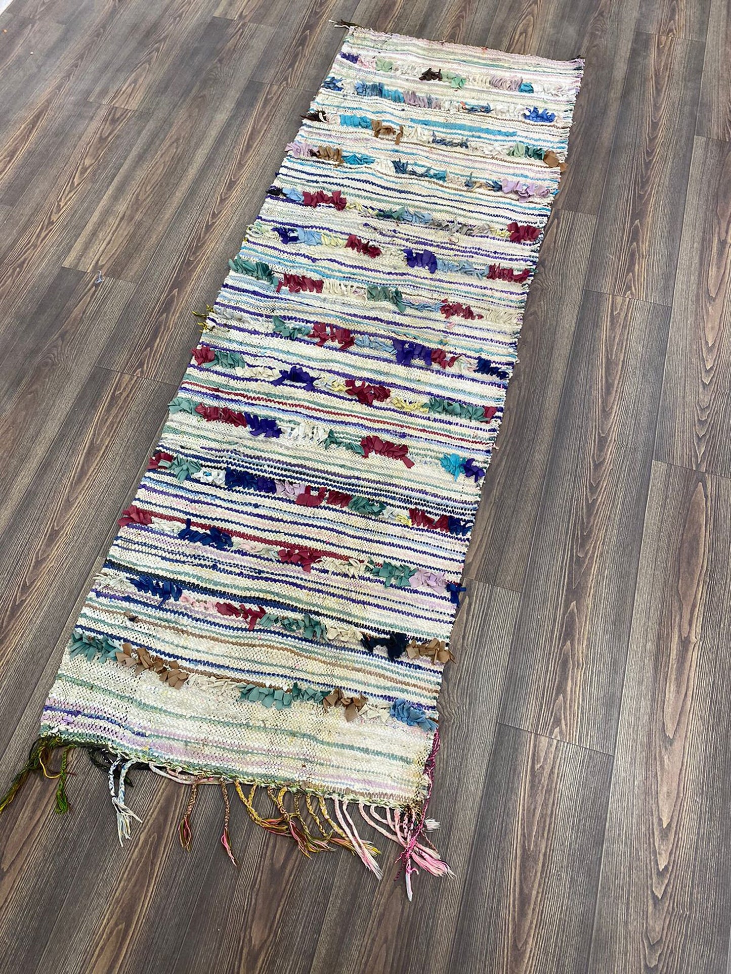 Tapis Boucherouite rayé blanc étroit, 2x7 pieds, vieux tapis tissés marocains.