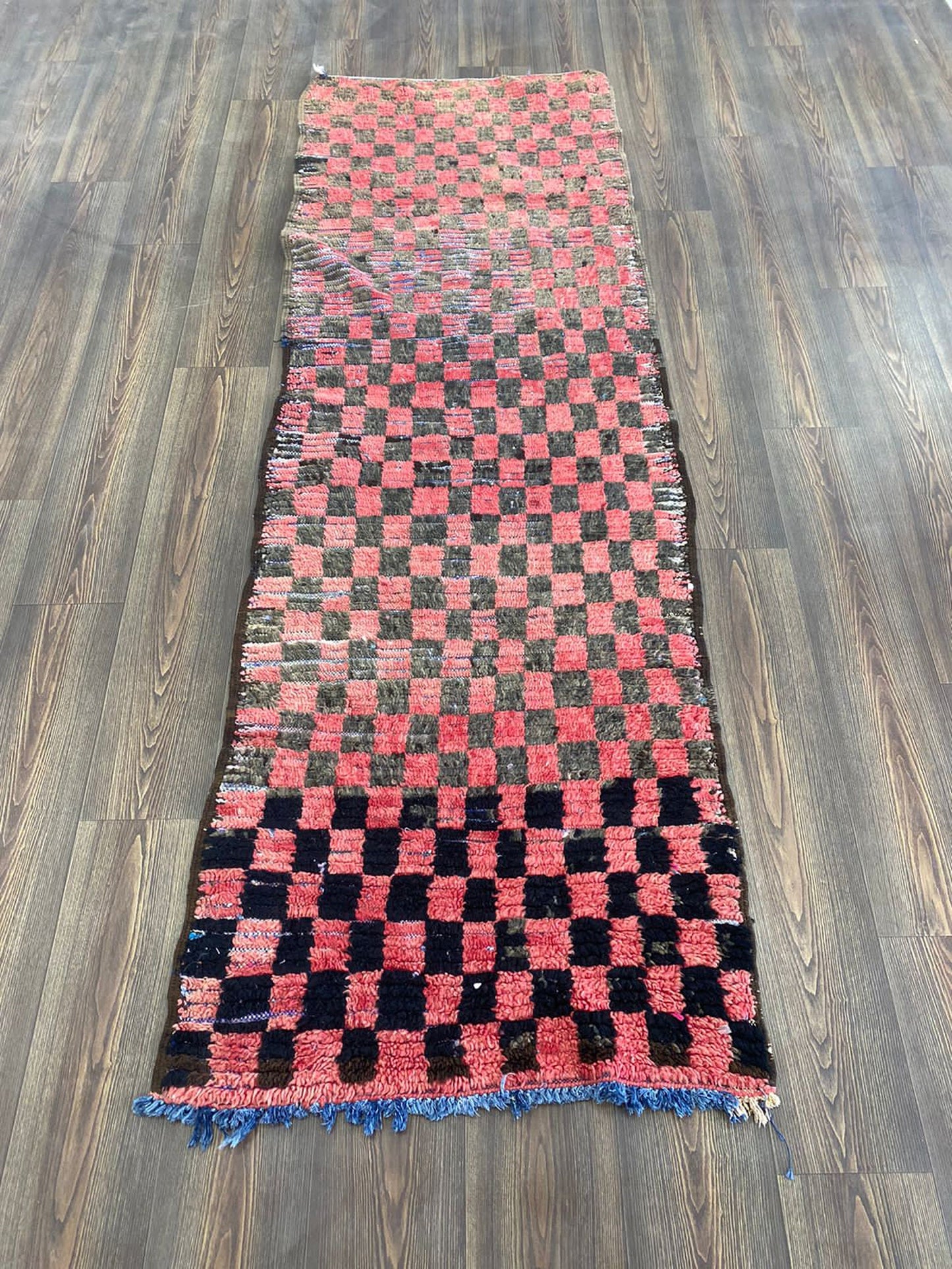 Tapis vintage rouge et noir, tapis de couloir à carreaux berbères 3 x 8 pieds.