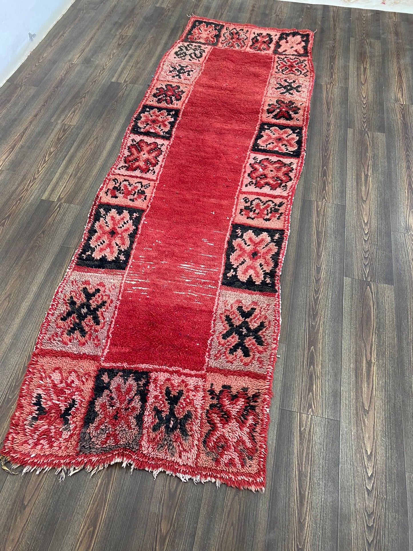 Tapis de couloir marocain 3 x 10 pieds, tapis berbère vintage en laine rare.