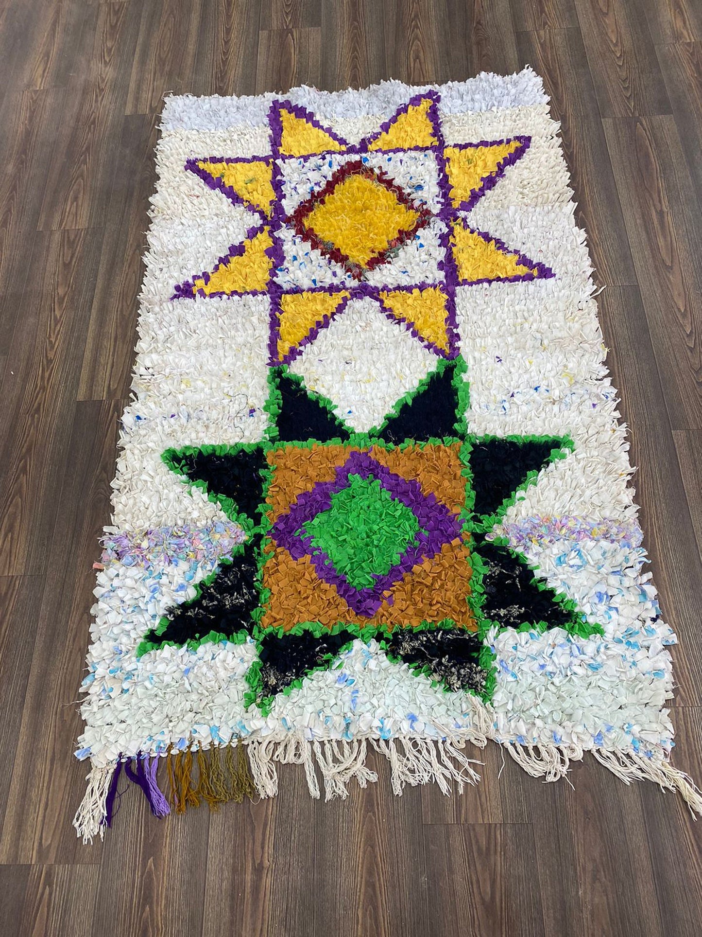 Tapis marocain unique de 4 pieds sur 9 pieds, tapis berbère Boucherouite coloré.